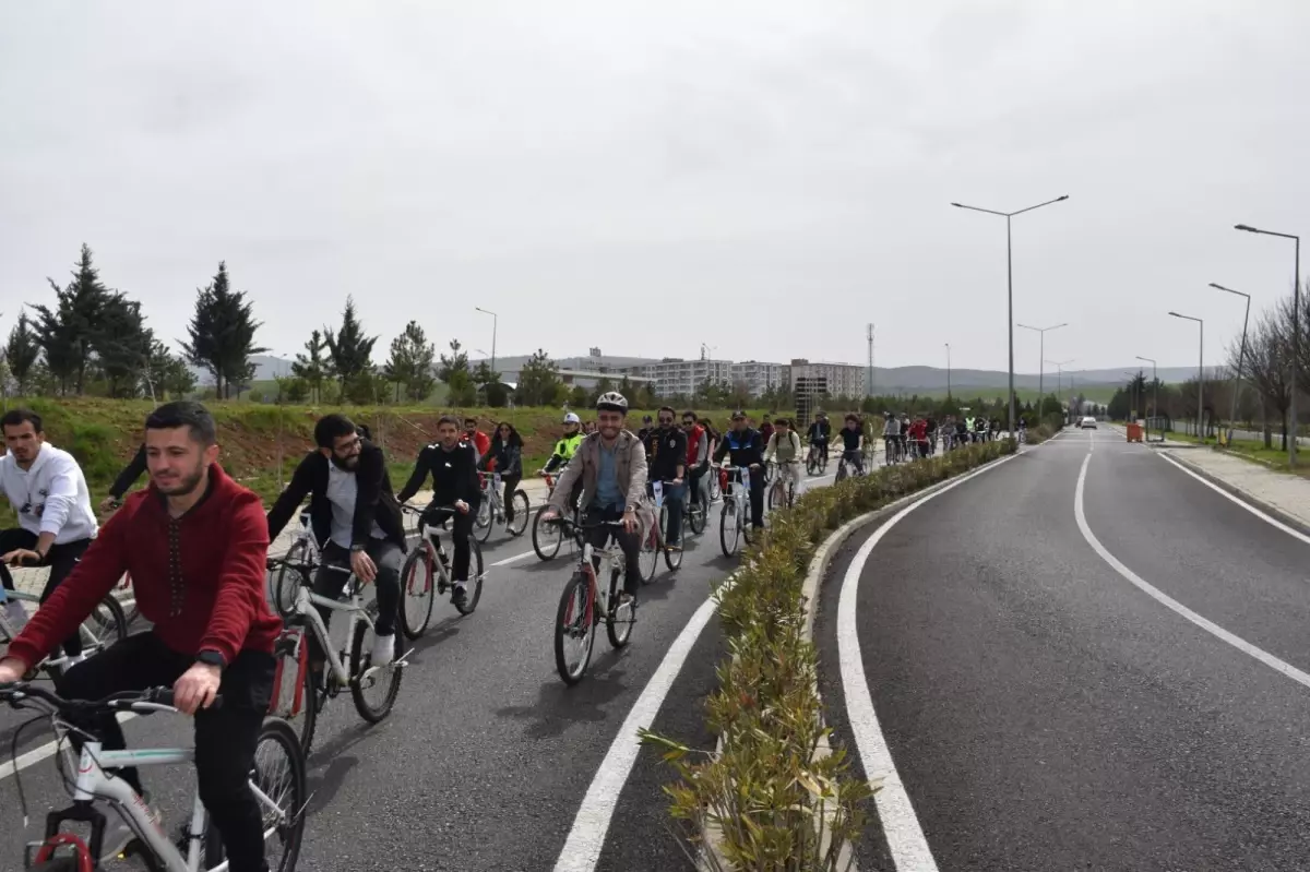 Son dakika haber... Siirt\'te polis ekipleri öğrencilerle pedal çevirdi