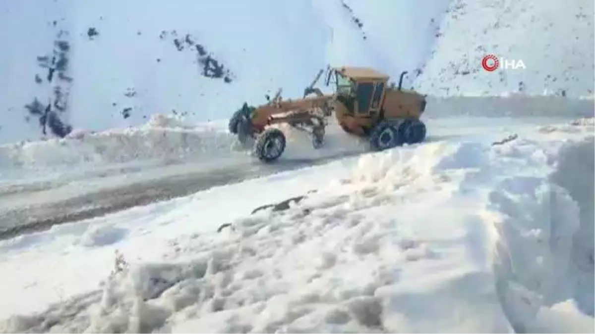 Sınır hattında kar temizleme çalışması tüm zorluklara rağmen sürüyor