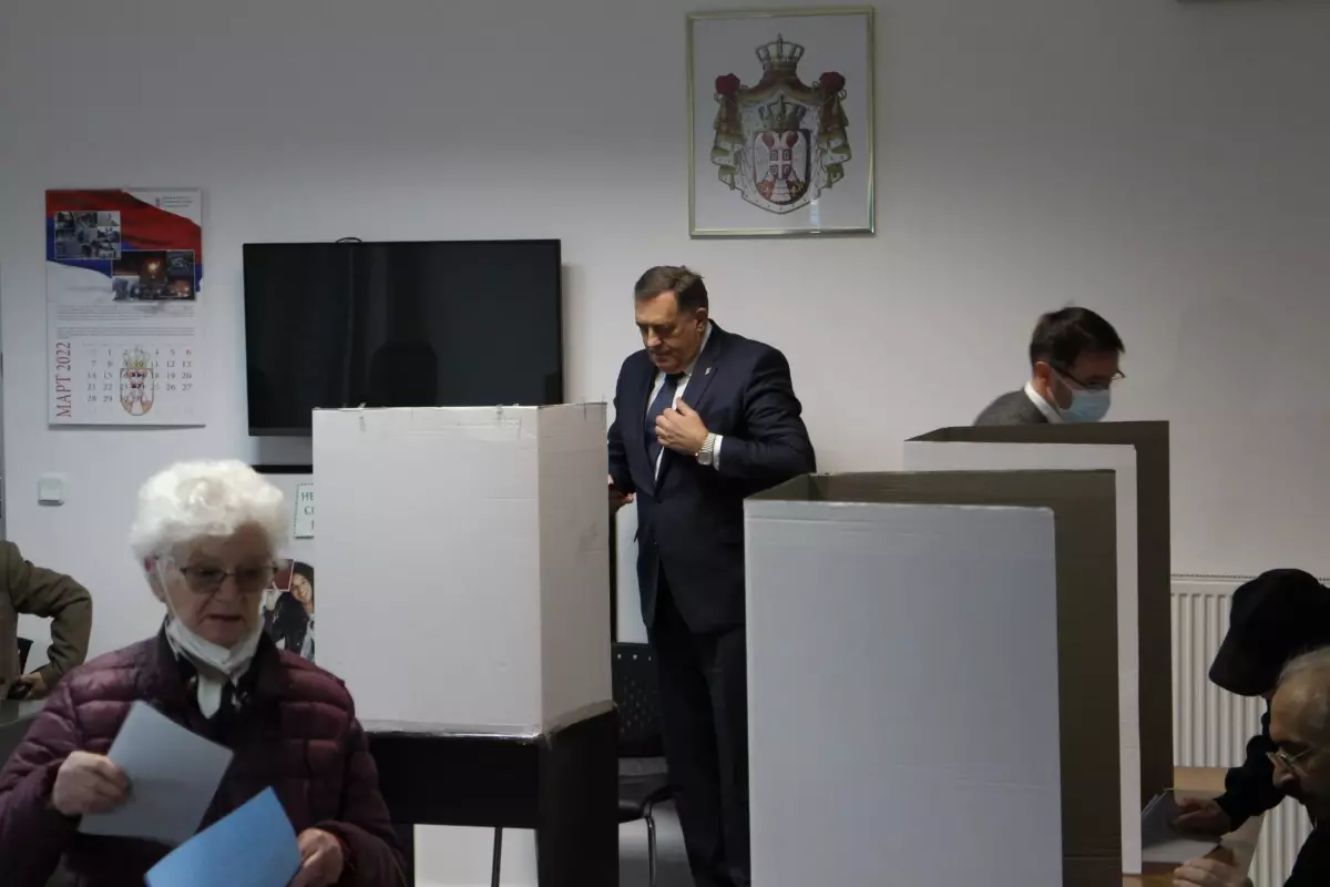 Sırp lider Dodik, Sırbistan\'daki seçimler için oy kullandı