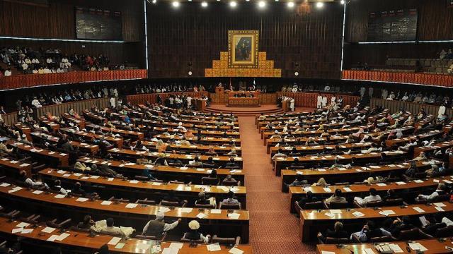 Son Dakika: Pakistan'da sıcak saatler! 'ABD iç politikamıza karışıyor' diyen Başbakan İmran Han'ın çağrısıyla meclis feshedildi