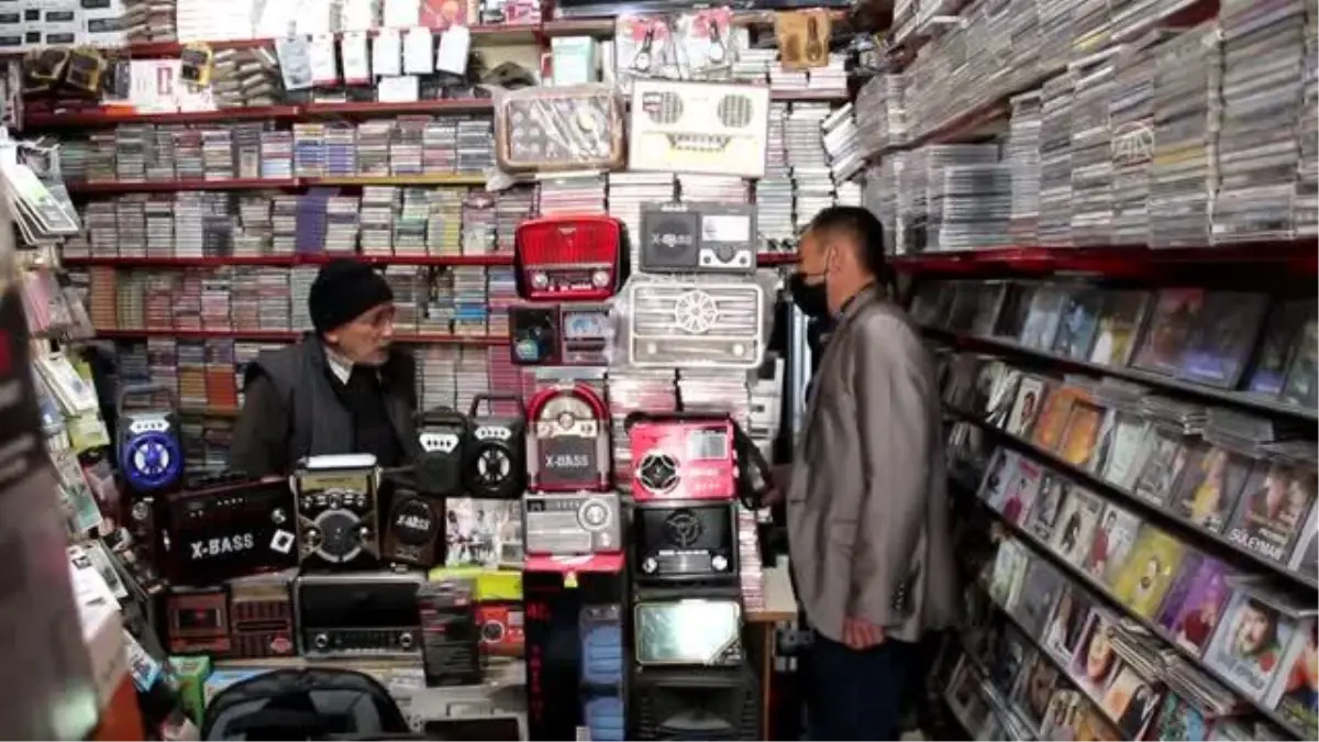 Tarihi çarşıda kasetçiliği yarım asırdır sevgiyle sürdürüyor