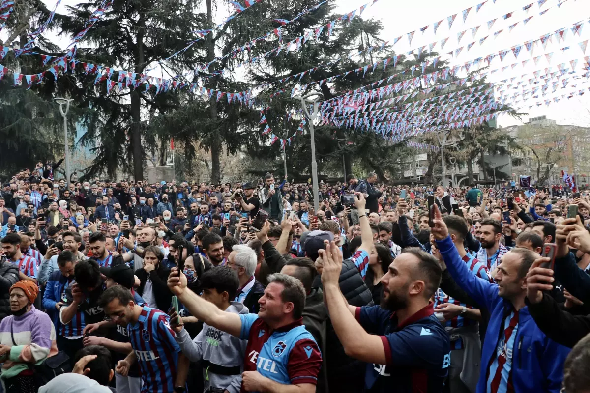 Trabzonsporlu taraftarlardan Beşiktaş maçı öncesi takımlarına destek