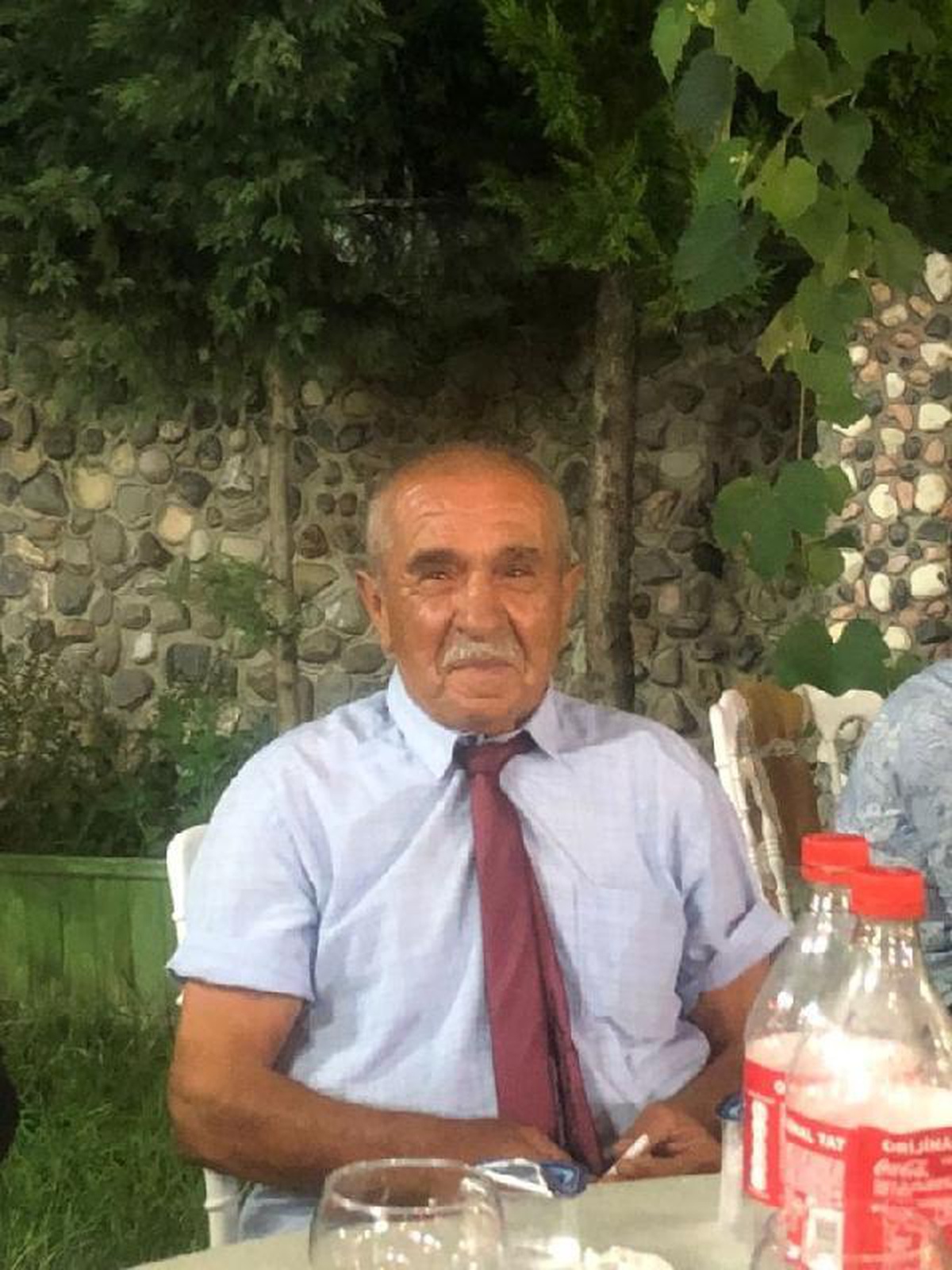 Ahırdan kaçan ineği durdurmak isterken, yere düşüp öldü