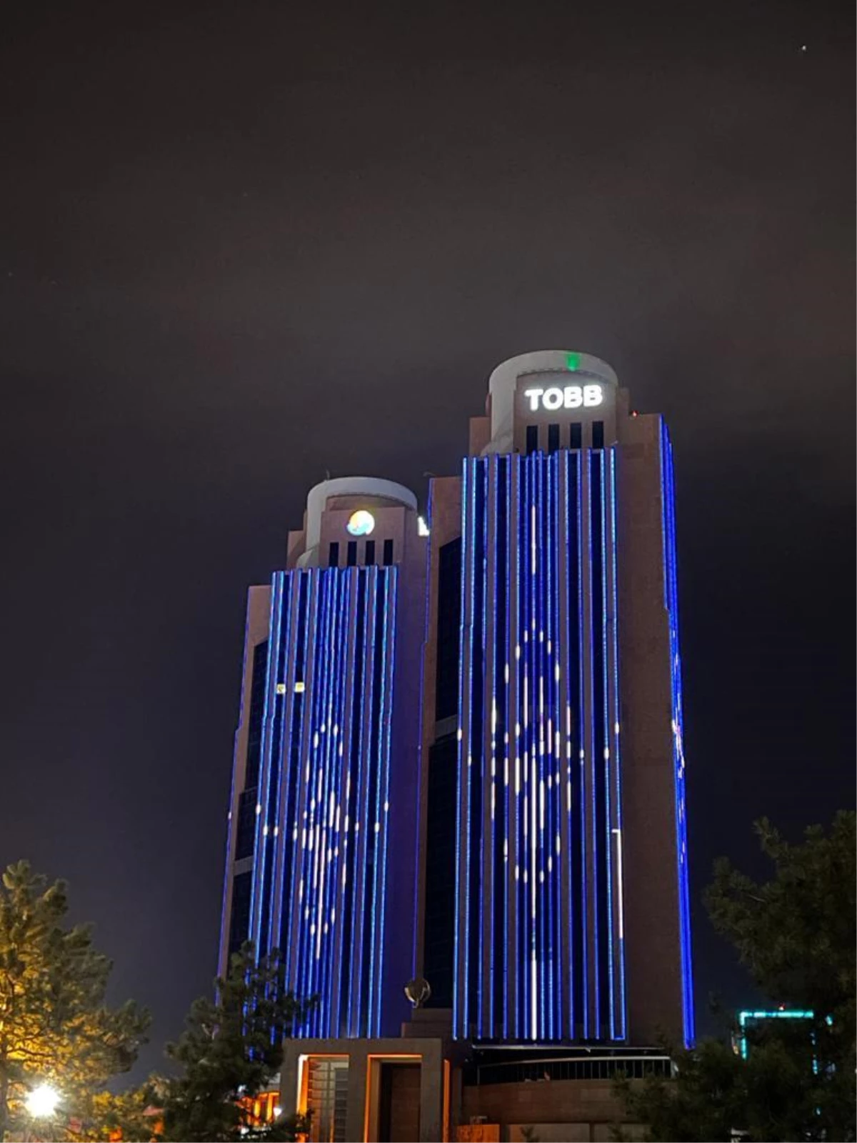 Ankara\'daki TOBB İkiz Kuleleri NATO yıldızıyla aydınlatıldı