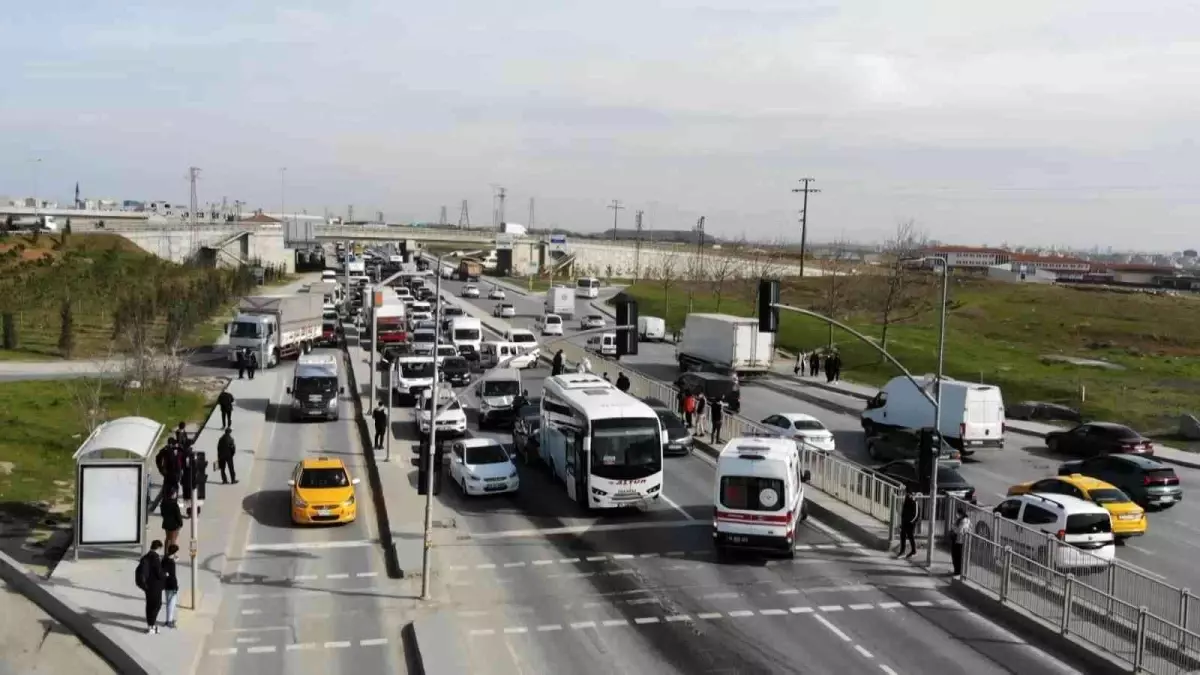 Son dakika! Arnavutköy\'de zincirleme kaza, 6 araç birbirine girdi