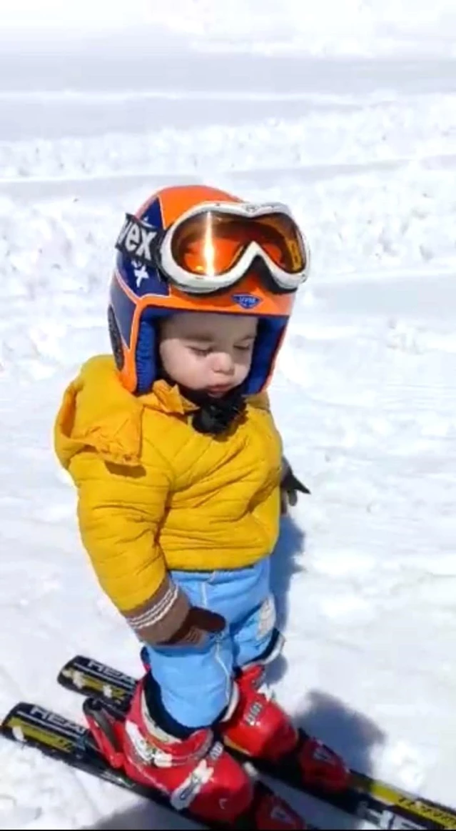 Artvinli 14 aylık bebeğin kayak keyfi görenleri şaşkına çeviriyor
