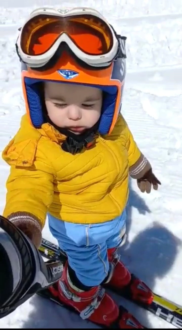 Artvinli 14 aylık bebeğin kayak keyfi görenleri şaşkına çeviriyor