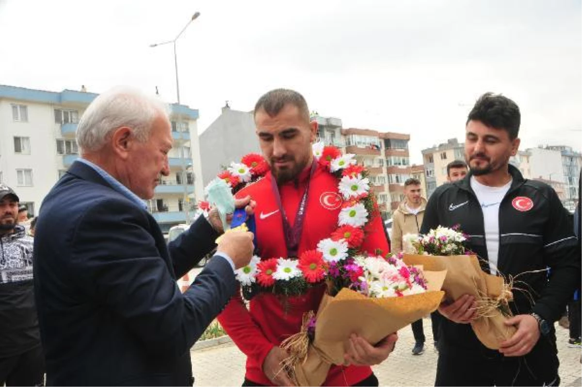 ÇANAKKALE - Avrupa şampiyonu milli güreşçi Feyzullah Aktürk\'e Lapseki\'de karşılama töreni yapıldı