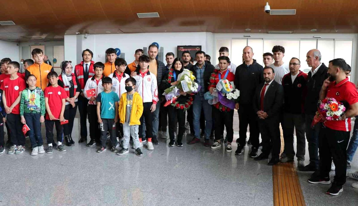 Avrupa şampiyonu milli güreşçi Kamaloğlu, Erzincan\'da coşkuyla karşılandı