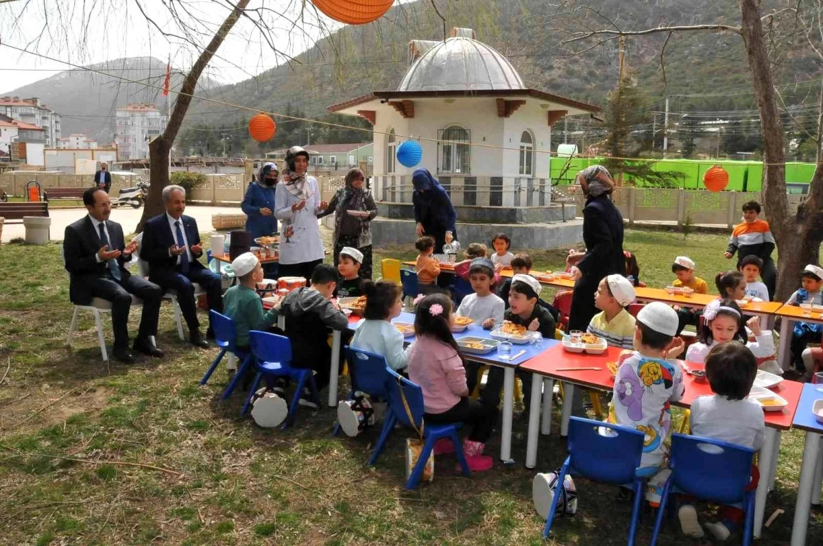 Başkan Akkaya tekne orucu tutan çocukların iftarına katıldı