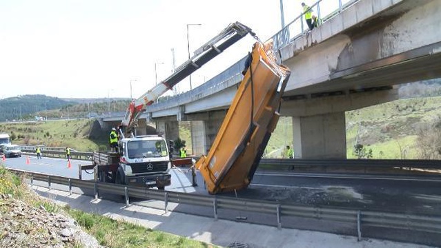 BEYKOZ'DA DORSESİ AÇIK KALAN HAFRİYAT KAMYONU VİYADÜĞE ÇARPTI