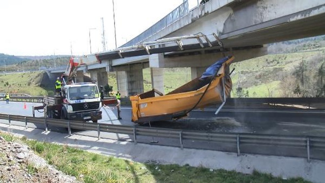 BEYKOZ'DA DORSESİ AÇIK KALAN HAFRİYAT KAMYONU VİYADÜĞE ÇARPTI