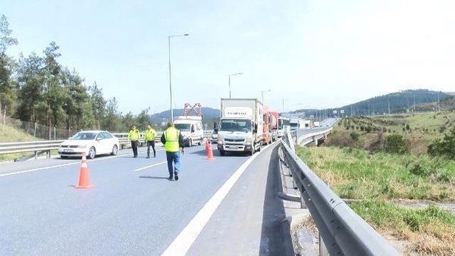 BEYKOZ'DA DORSESİ AÇIK KALAN HAFRİYAT KAMYONU VİYADÜĞE ÇARPTI