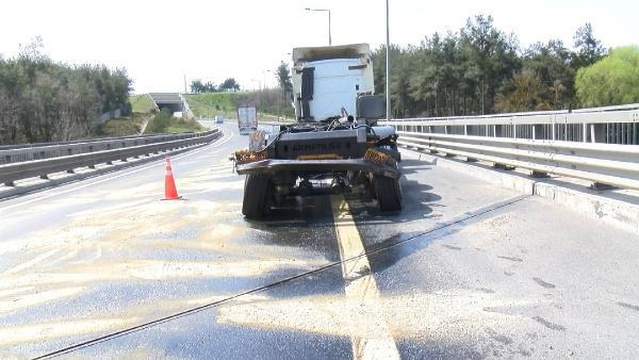 BEYKOZ'DA DORSESİ AÇIK KALAN HAFRİYAT KAMYONU VİYADÜĞE ÇARPTI
