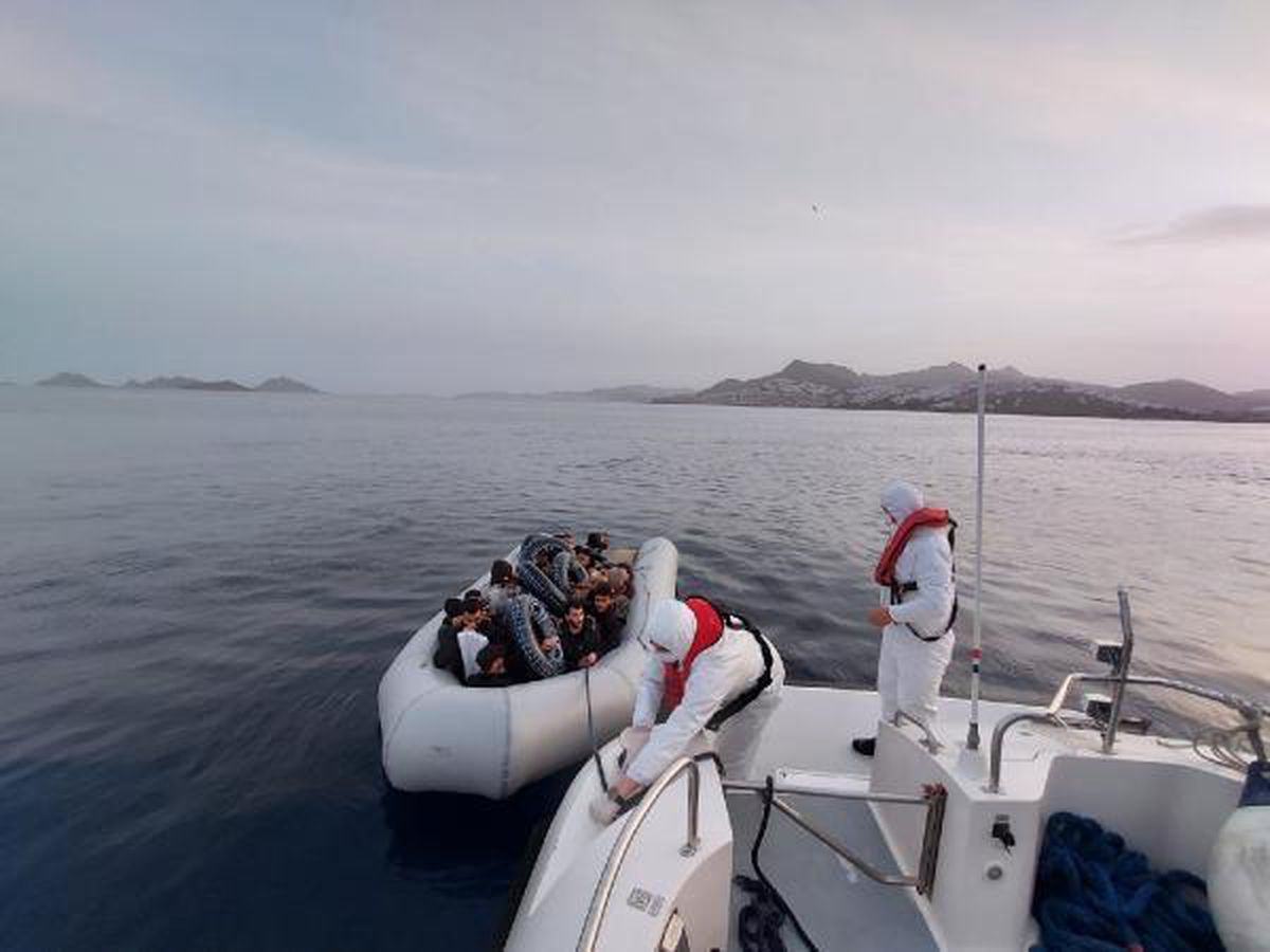 Bodrum\'da 7 kaçak göçmen kurtarıldı, 25 kaçak göçmen yakalandı
