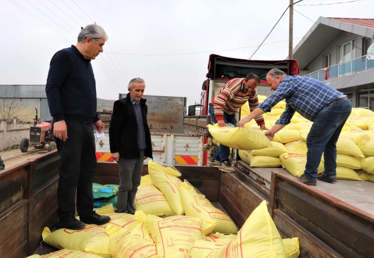 Büyükşehir, çiftçilere gübre ve tohum dağıtımına başladı