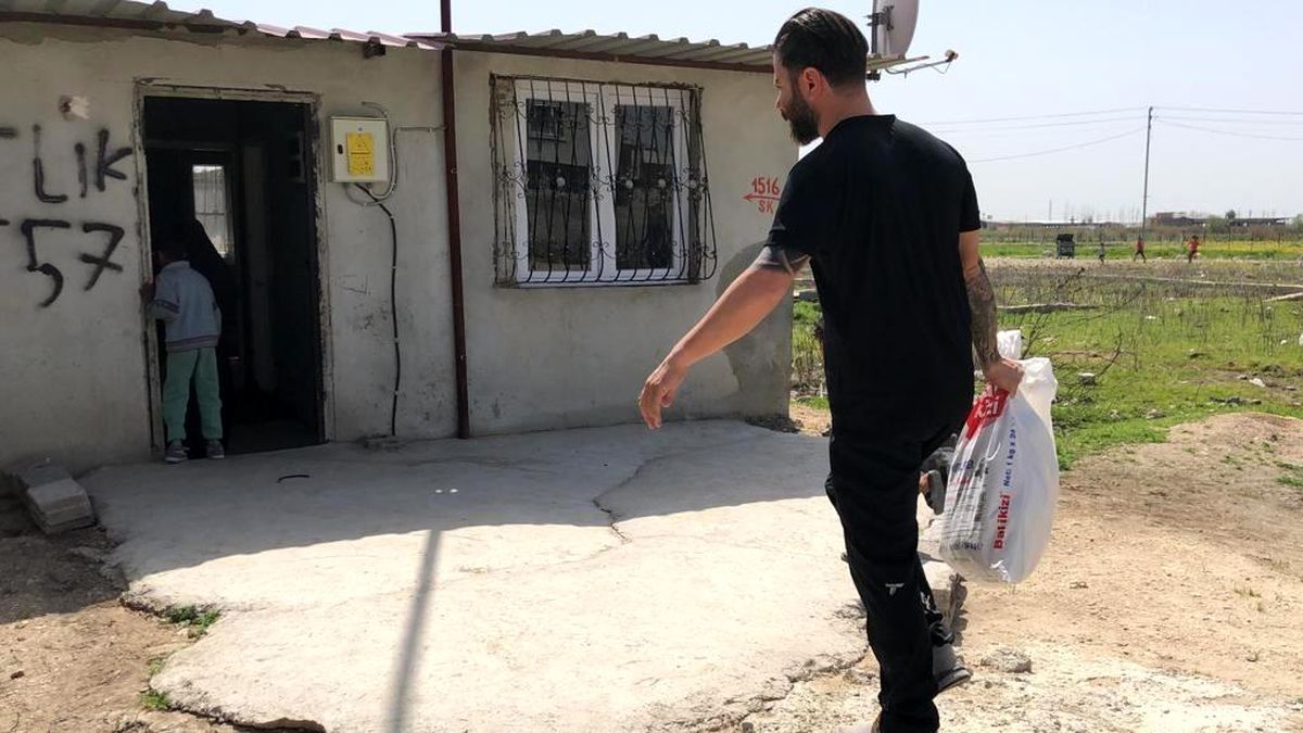 Çocukların Ogün ağabeyi Ramazan\'da ihtiyaç sahiplerine erzak dağıtıyor
