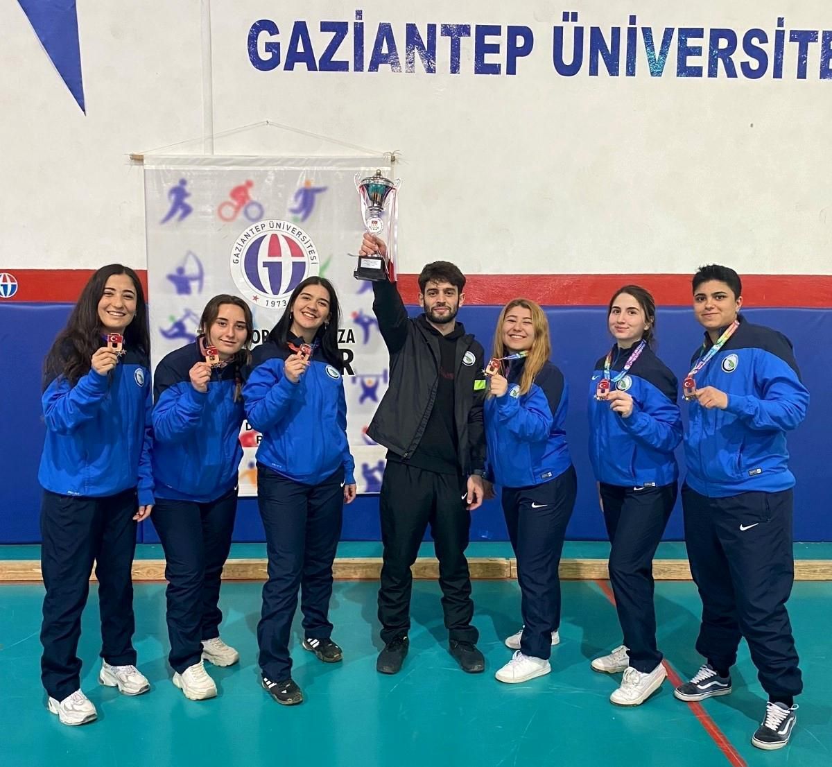 Düzce Üniversitesi Kadın Hokey Takımı 3. oldu