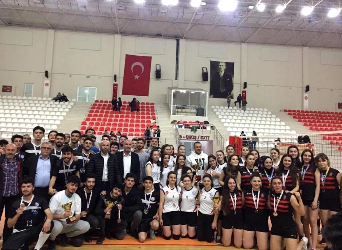 Cumhuriyet Üniversitesinde düzenlenen voleybol turnuvası sona erdi