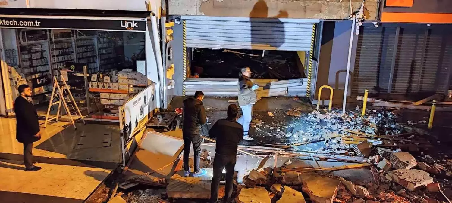 Fatih\'te 4 katlı kapalı otoparkta yaşanan patlama yangına neden oldu