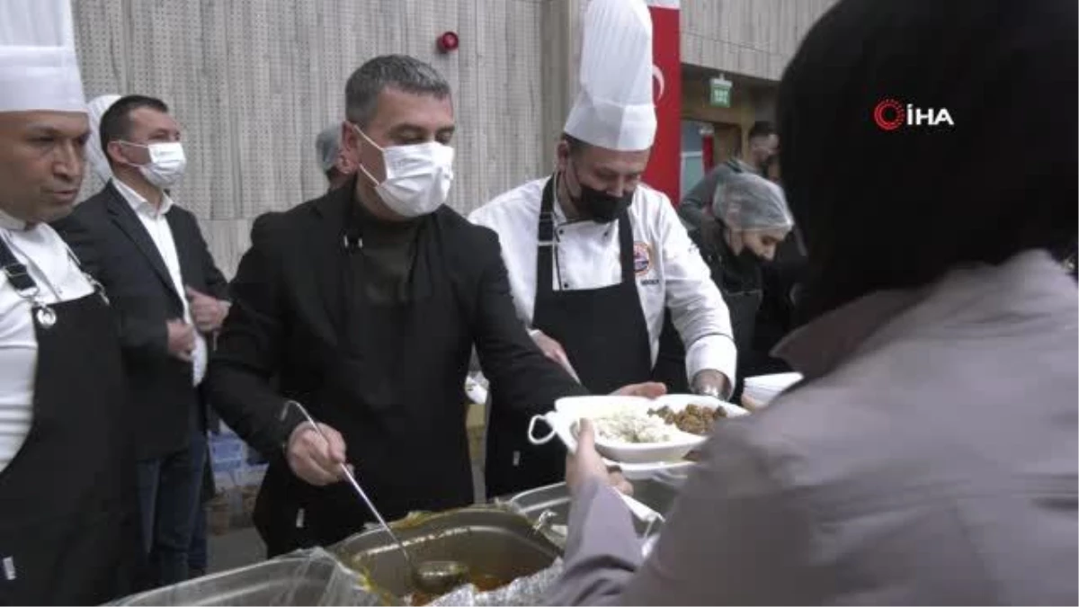Gölbaşı Belediye Başkanı Ramazan Şimşek vatandaşlara iftar yemeği dağıttı
