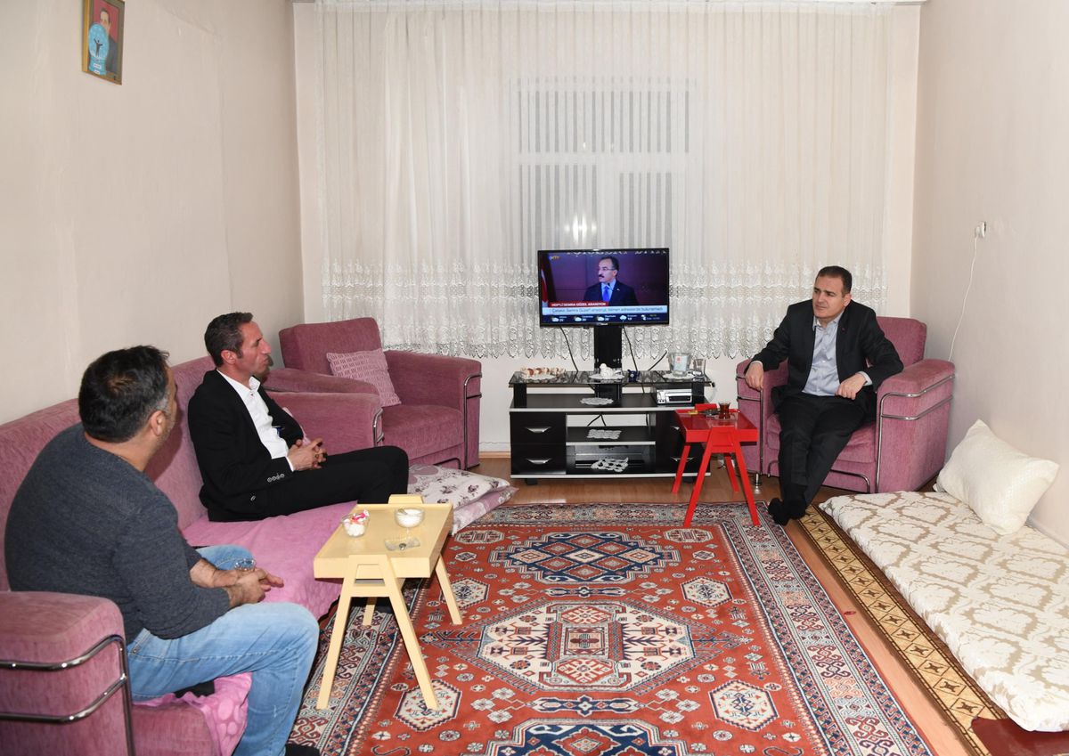 Hakkari Valisi İdris Akbıyık, iftarda vatandaşın evine konuk oldu