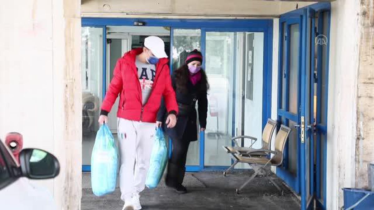 Hayvansever çift ormana terk edilen köpeklerin bakımını üstlendi