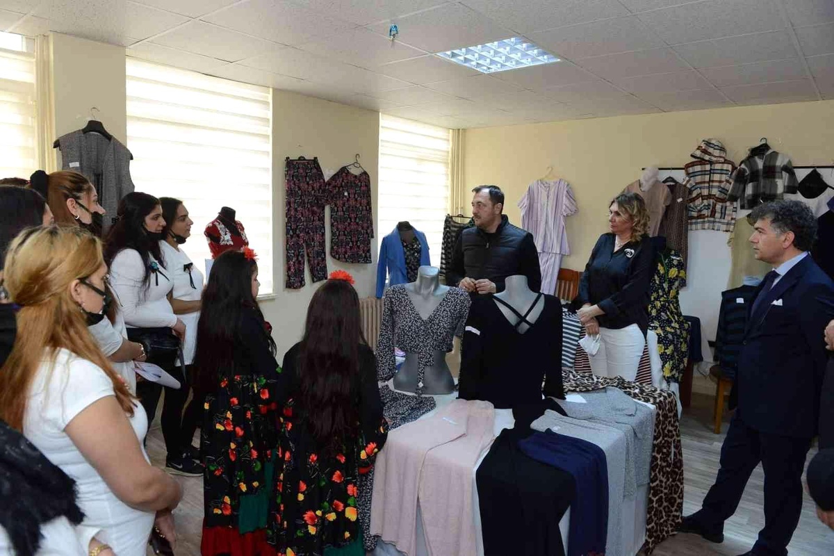 Hem meslek öğreniyor hem de aile bütçesine katkıda bulunuyorlar
