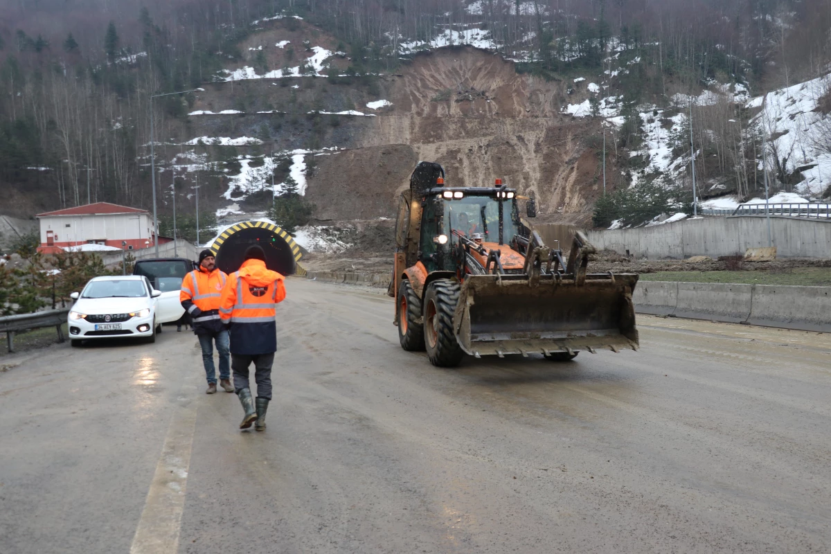 (DRONE) Heyelan nedeniyle kapanan Anadolu Otoyolu saat 16.00\'da ulaşıma açılacak