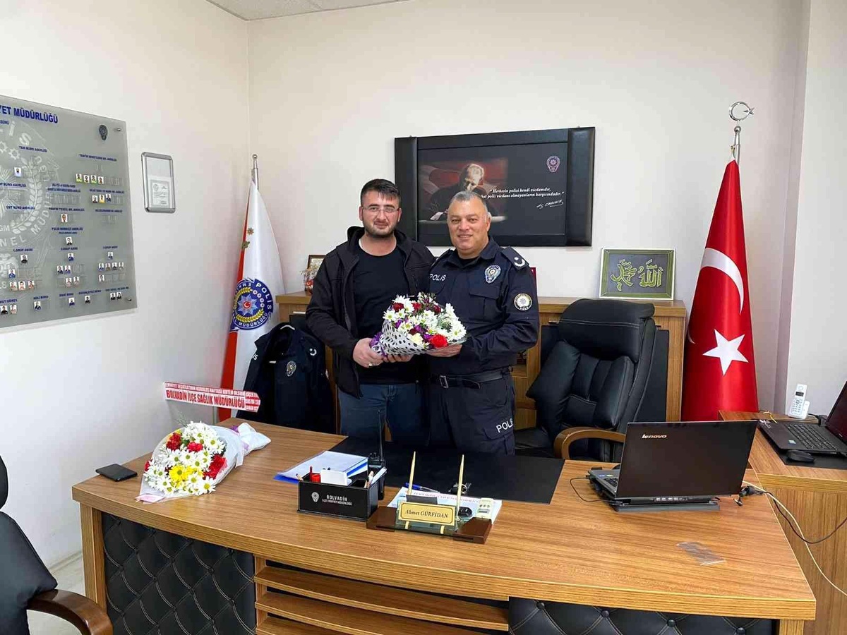 İHA\'dan emniyet teşkilatına çiçekli kutlama