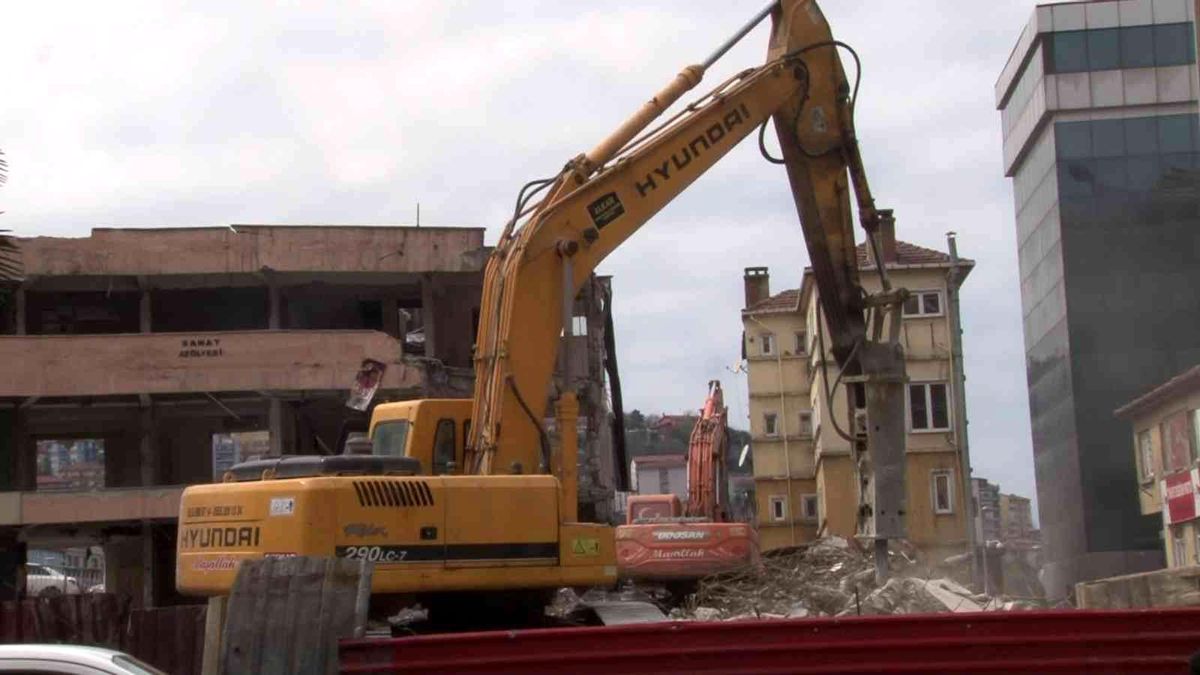 İşhanının yıkımı devam ediyor