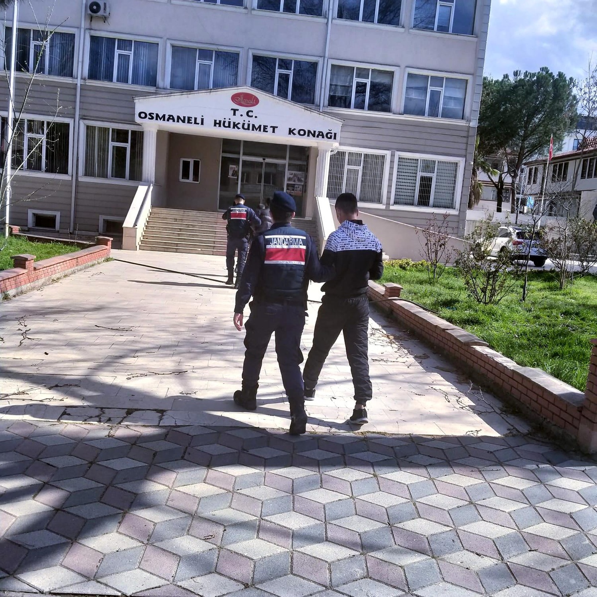 Kablo hırsızlarının izini süren jandarma ekipleri şüphelileri yakaladı