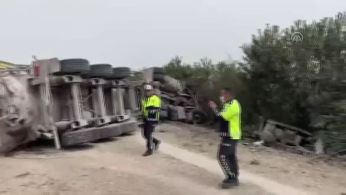 Kamyonla çarpışan tankerde sıkışan şoför yaralı kurtarıldı