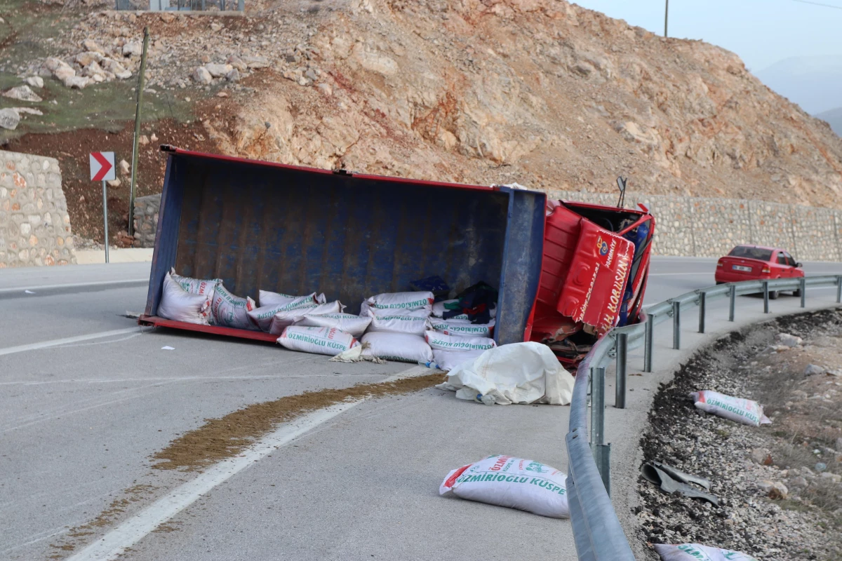 Karaman\'da devrilen yem yüklü kamyondaki 3 kişi yaralandı