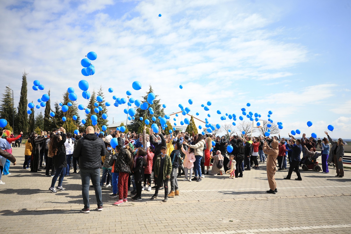 Kırklareli\'nde otizmli öğrenciler gökyüzüne mavi balon bıraktı