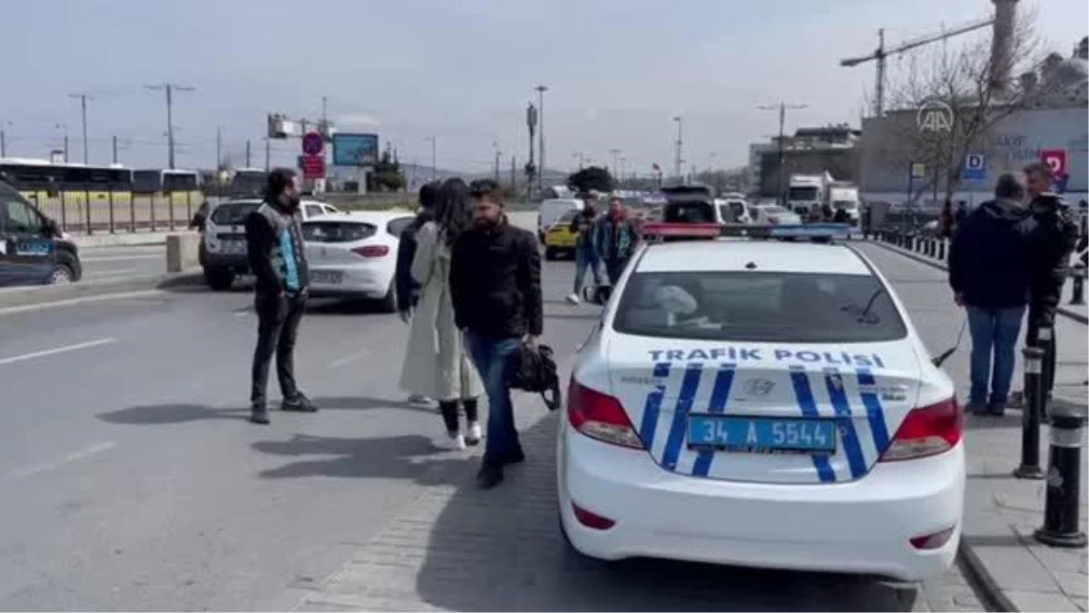 Polis ekiplerinden Eminönü\'nde taksi denetimi