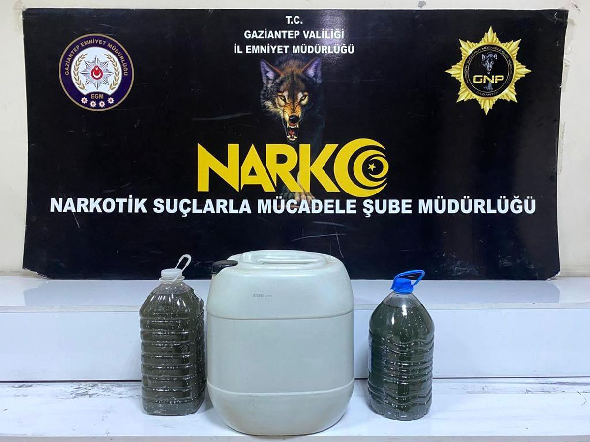 Polisin durdurduğu araçtan 22 kilo sıvı metamfetamin çıktı
