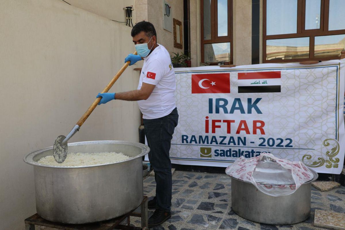 Sadakataşı Derneği, Musul\'da ihtiyaç sahiplerine iftar verdi