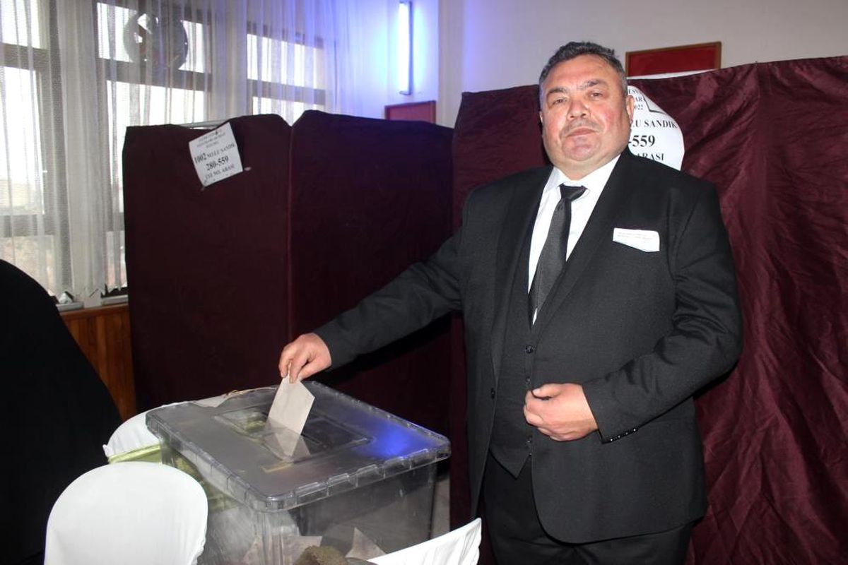 Salihli\'de 5 başkan değişti, 8 başkan güven tazeledi