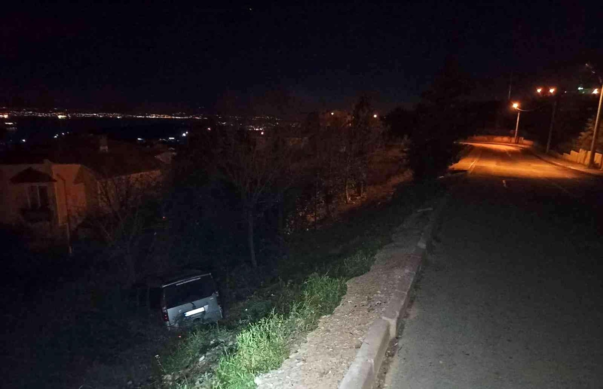 Sürücüsünün kontrolünü kaybettiği araç yoldan çıktı