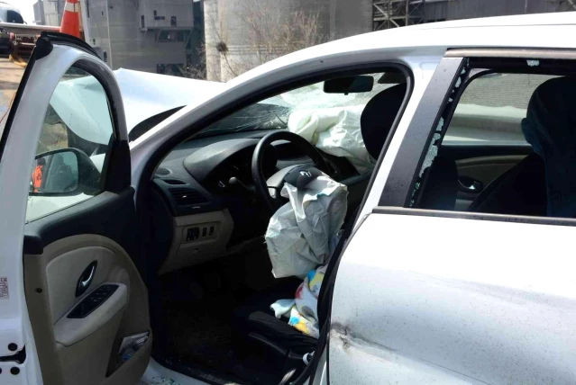 TEM'de otomobil bariyerlere çarptı: 1'i bebek 2 yaralı