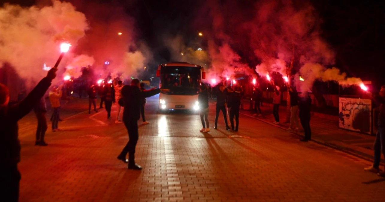 TKİ Tavşanlı Linyitspor\'a deplasman dönüşü coşkulu karşılama