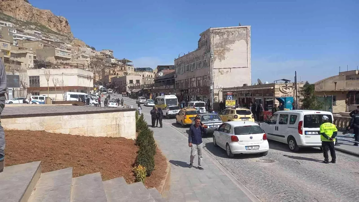 Yıkımı yapılan betonarme binanın iskelesi çöktü: 2 kişi yaralandı