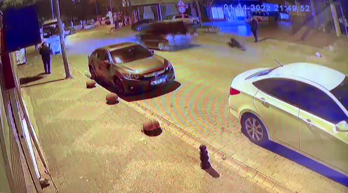 Yolun karşısına geçmeye çalışan yayaya otomobilin çarptı... O anlar kamerada