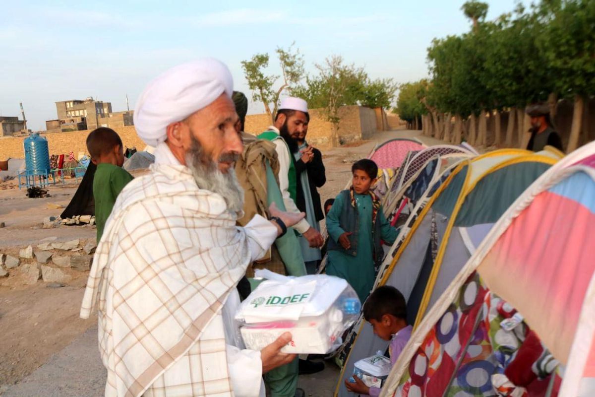 Afganistan\'da çadırlarda kalan ailelere iftar ikramı