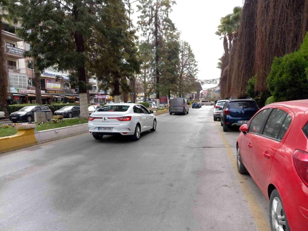 Akaryakıt zamları yolları boşalttı