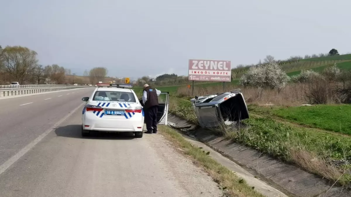 Bariyerlere çarpıp şarampole yuvarlandı: 2 yaralı