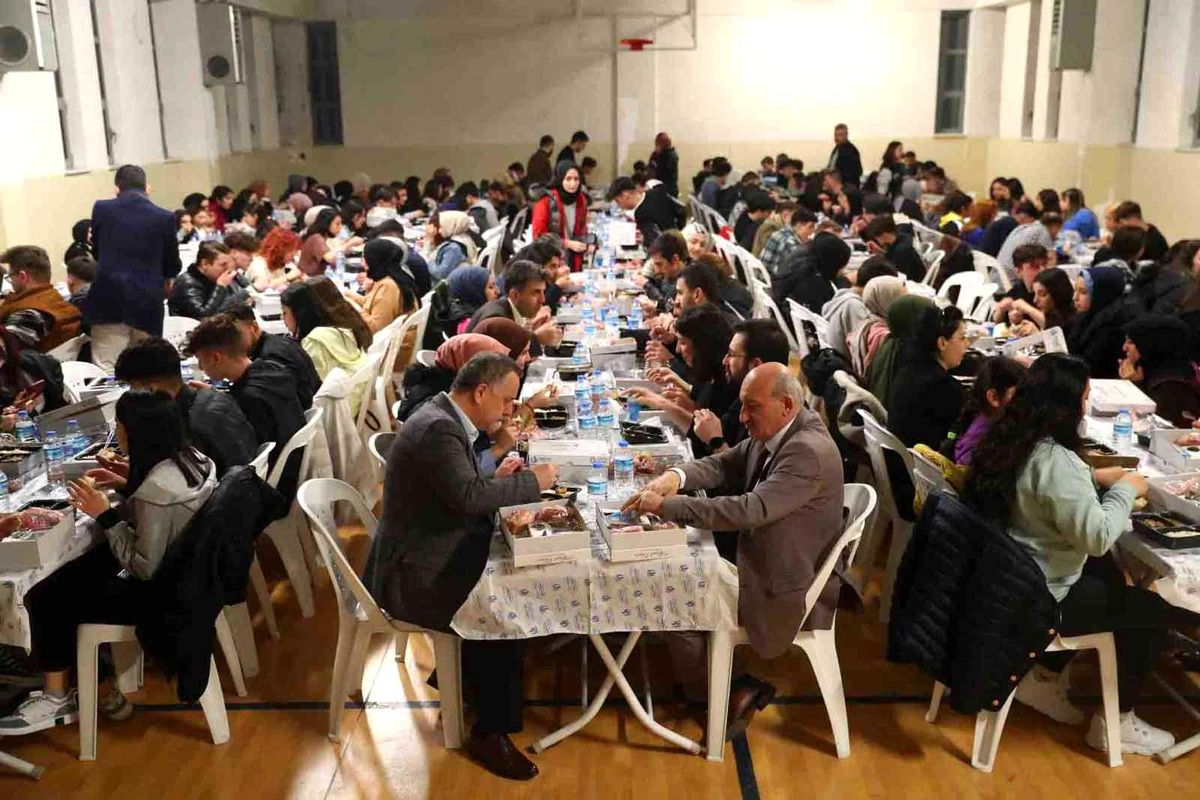 Başkan Çağırıcı, öğrencilerle iftar yaptı