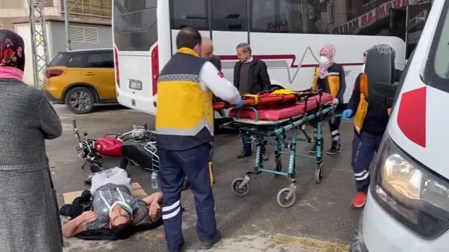 Çubuk'ta minibüsle çarpışan motosikletin sürücüsü yaralandı