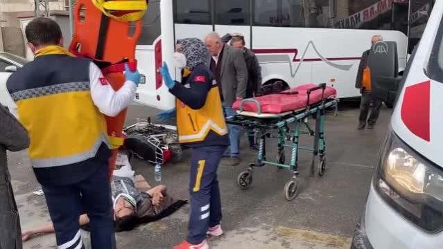 Çubuk'ta minibüsle çarpışan motosikletin sürücüsü yaralandı